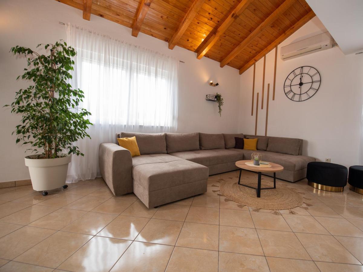 Beautiful Holiday Home "Villa Luka" Kastel Stafilic Екстер'єр фото
