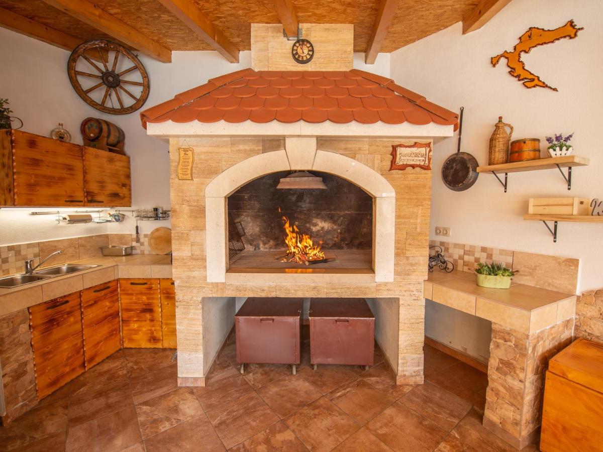 Beautiful Holiday Home "Villa Luka" Kastel Stafilic Екстер'єр фото